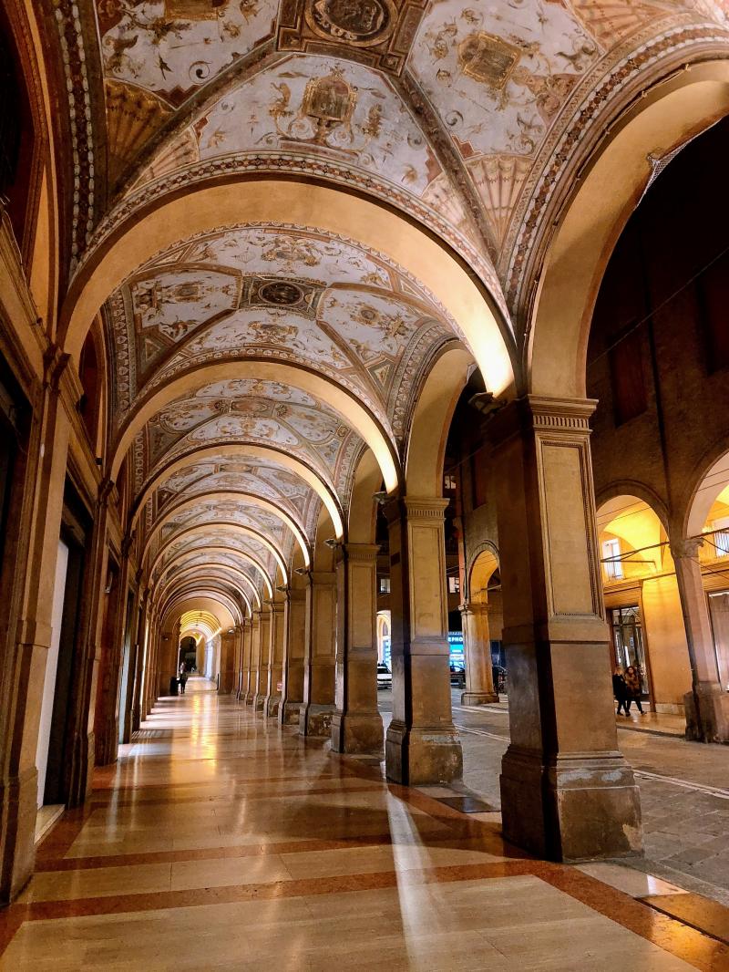 i portici come una galleria.