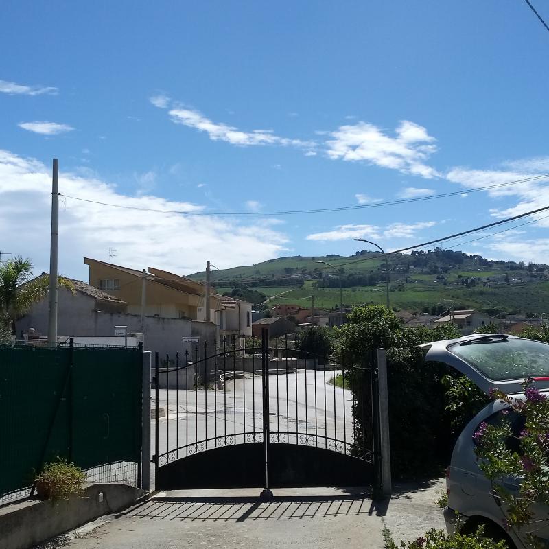 Dopo 4 giorni di cielo rossastro finalmente oggi e' azzurro