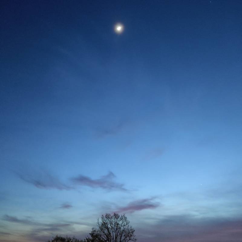 La luna si alza nel cielo.....