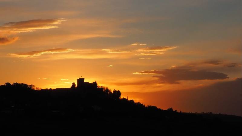 Guiglia e il suo castello al tramonto