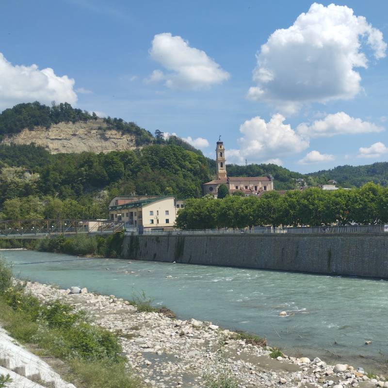 Ceva fiume tanaro vista duomo castello bianco e fortezza