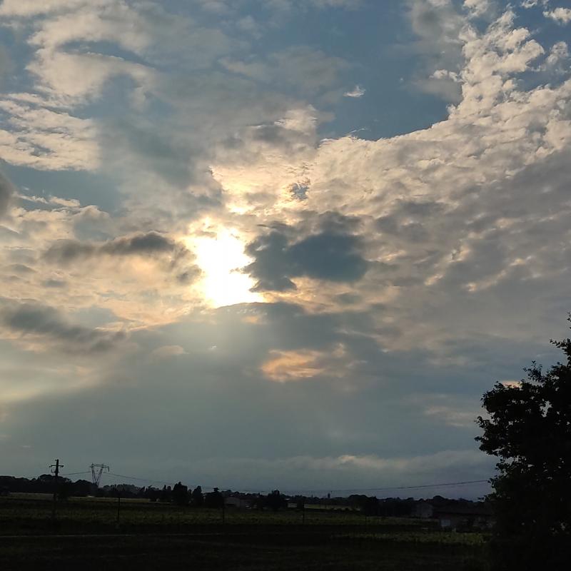 Ultimo sole su un letto di nuvole....