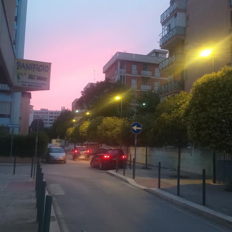 Tramonto rosso nei pressi del parco dell ' umanita'