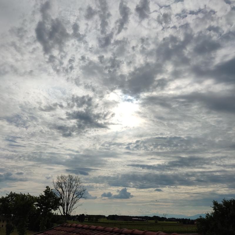 Basta un raggio di sole per far piacevoli anche le nuvole....
