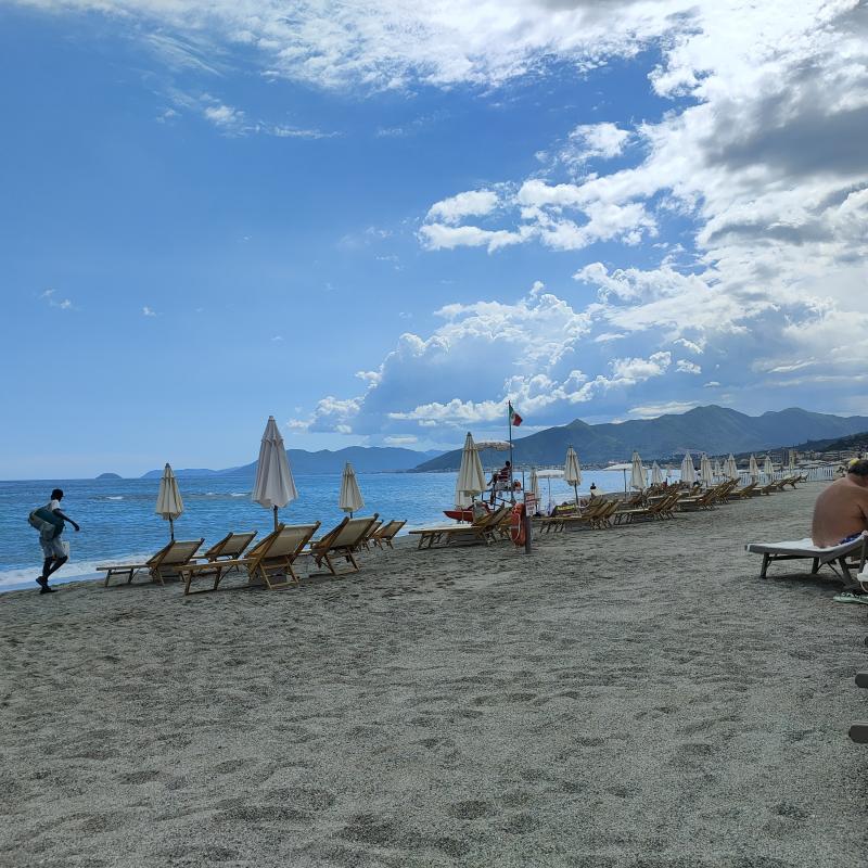 Spiaggia borgio vista dai bagni nettuno