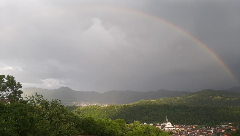 alternanza di luci con l'arcobaleno