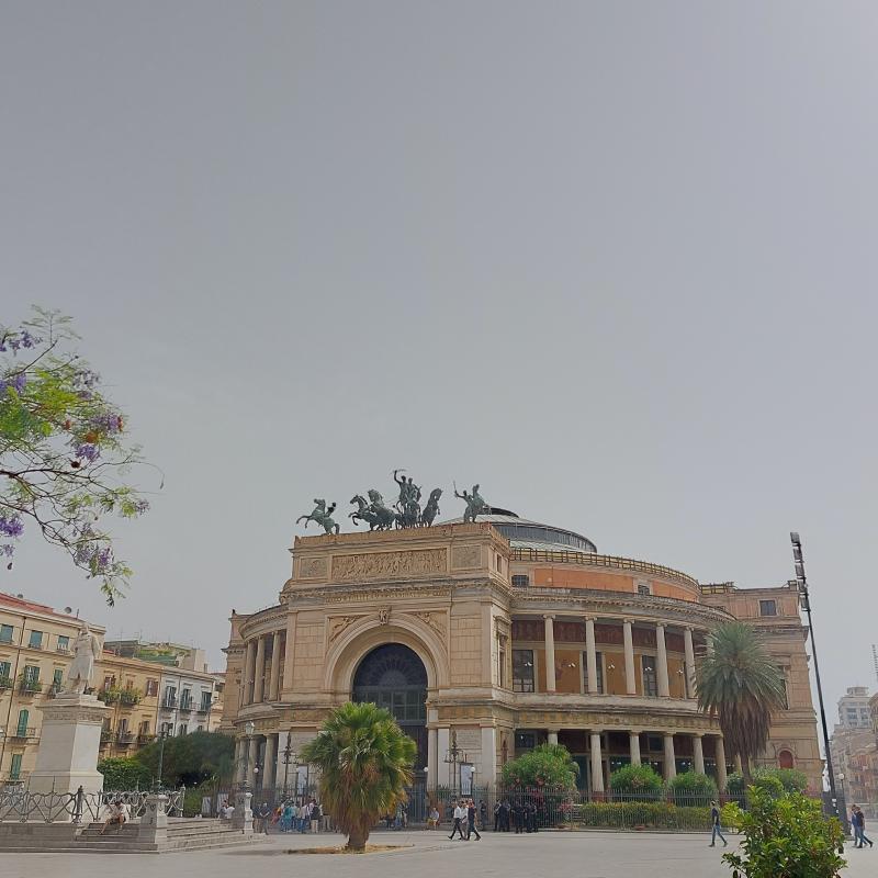 Cielo velato sul teatro garibaldi politeama