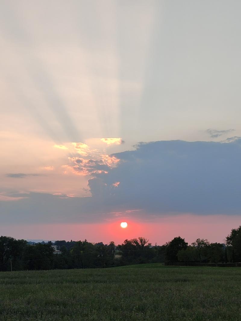 bel tramonto tra le nuvole