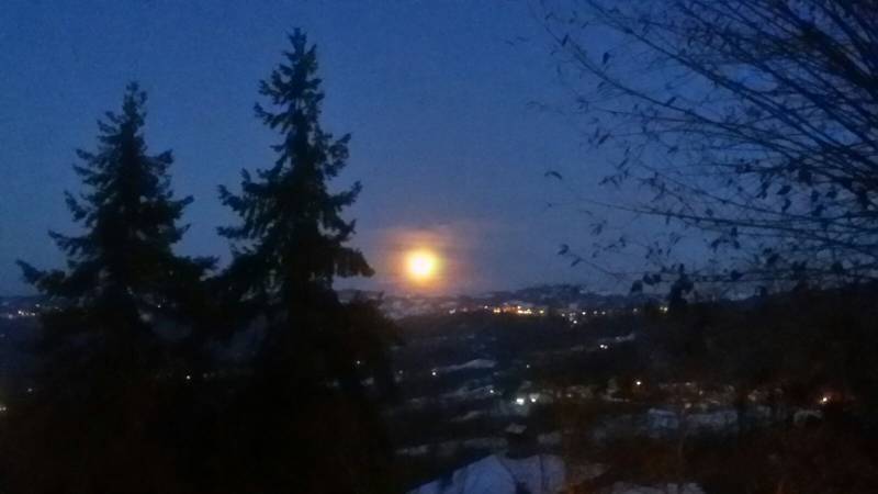 Luna piena sopra Montefiorino dal ristorante Al Cioccodi Farneta