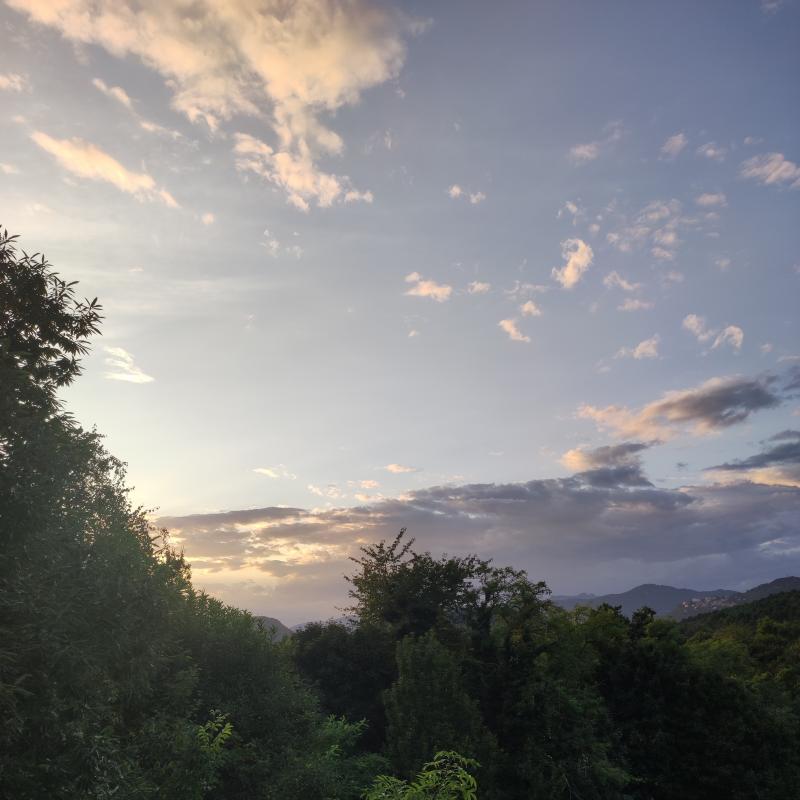 Nuvole e pioggie lontane al tramonto