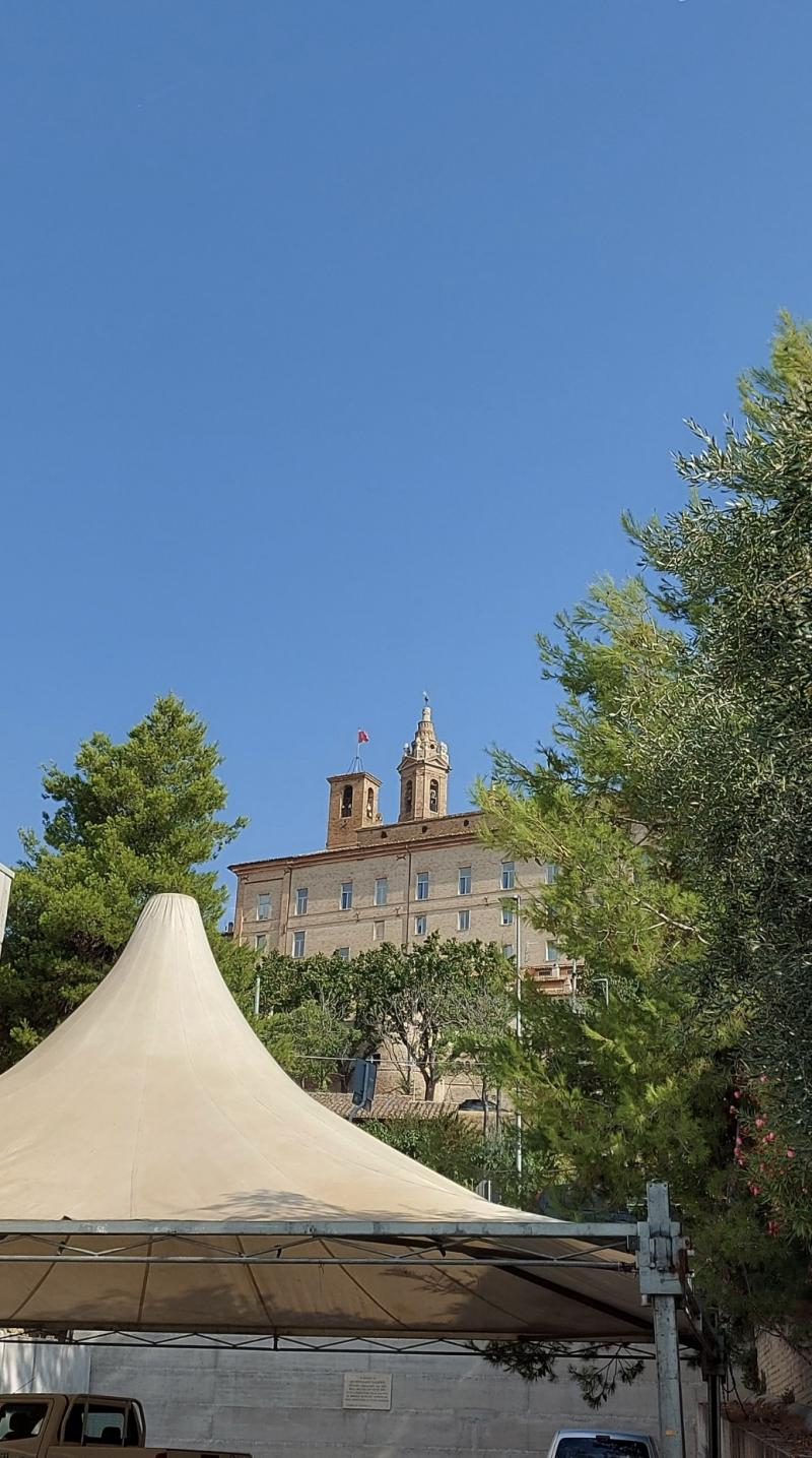 L' alto cielo azzurro a Corinaldo