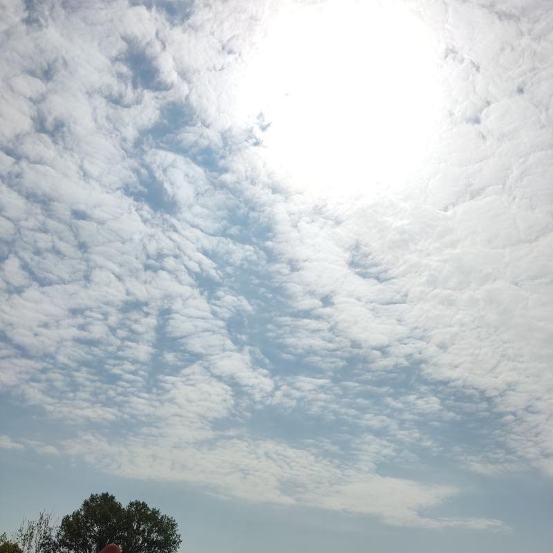 Sole coperto da un manto di nuvole....