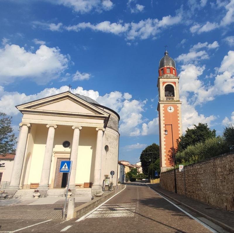 La chiesa parrocchiale di Alonte con un magnifico cielo