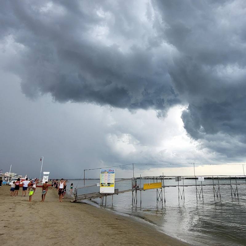 temporale all'afrika beach di igea marina
