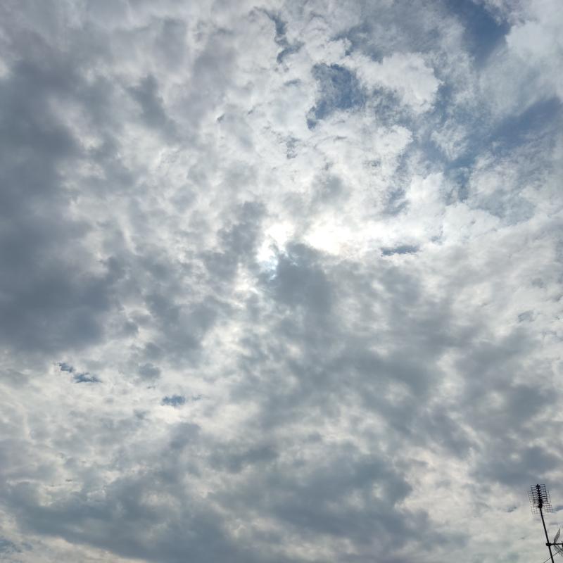 Sole sotto un nido di nuvole