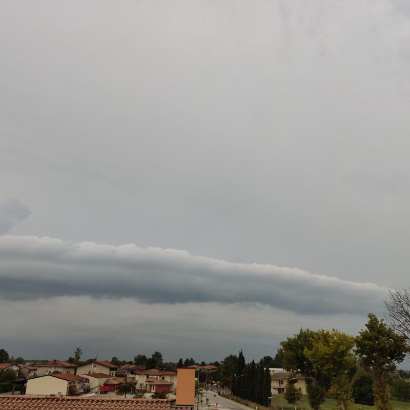 Un sfascio di nuvole nel cielo grigio...