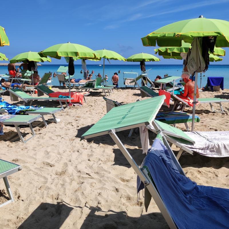Sole e mare piatto dove vedete le nuvole