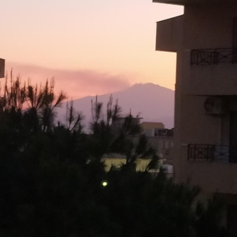 l'etna che fuma vista da reggio calabria