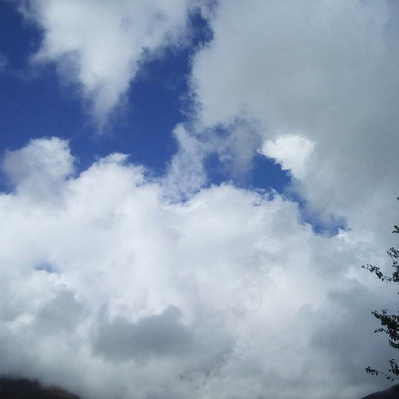 Nuvoloso ma per adesso non piove adesso