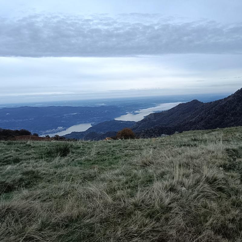 Rifugio alpe sacchi veduta sul lago d'orta e milano