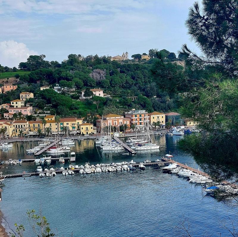giornata di pioggia sole e nuvole