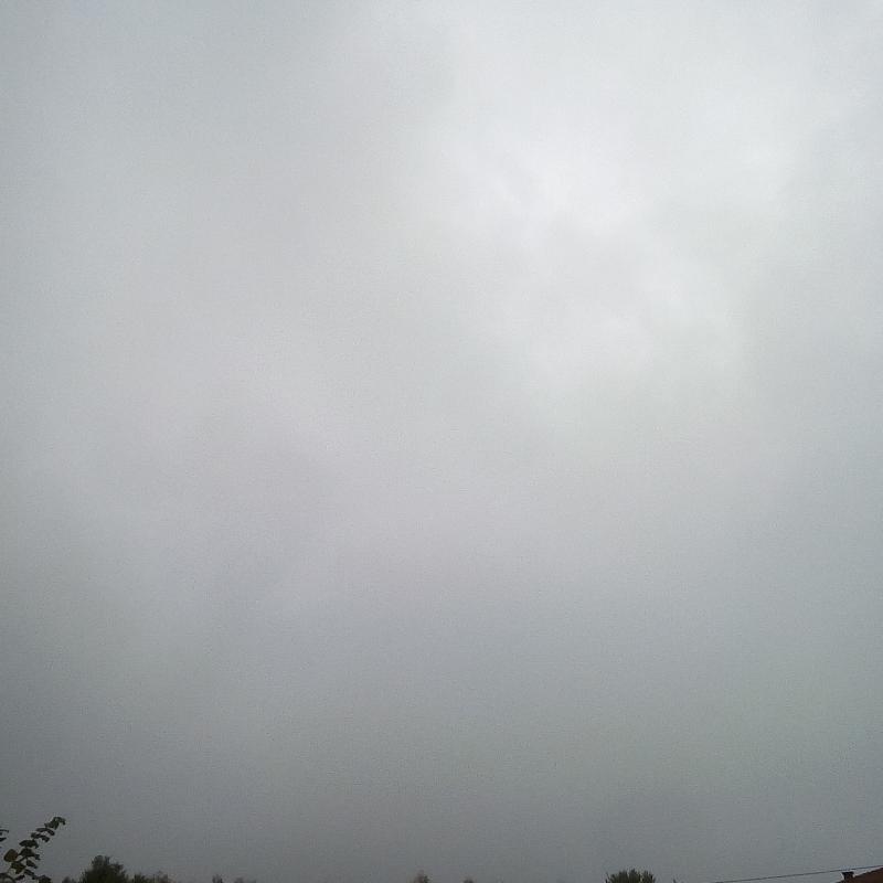 Nuvoloso con nebbia e pioggia forte