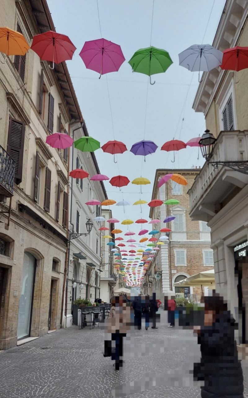 un cielo di ombrelli colorati