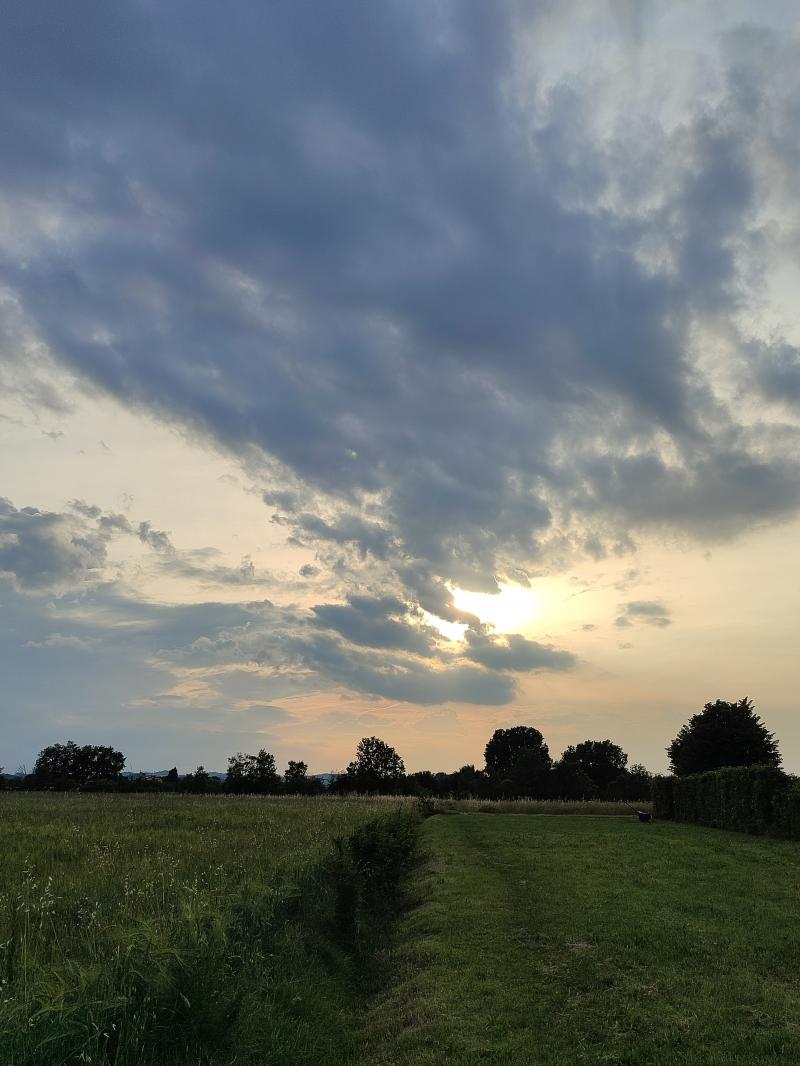 il sole fa capolino tra le nuvole
