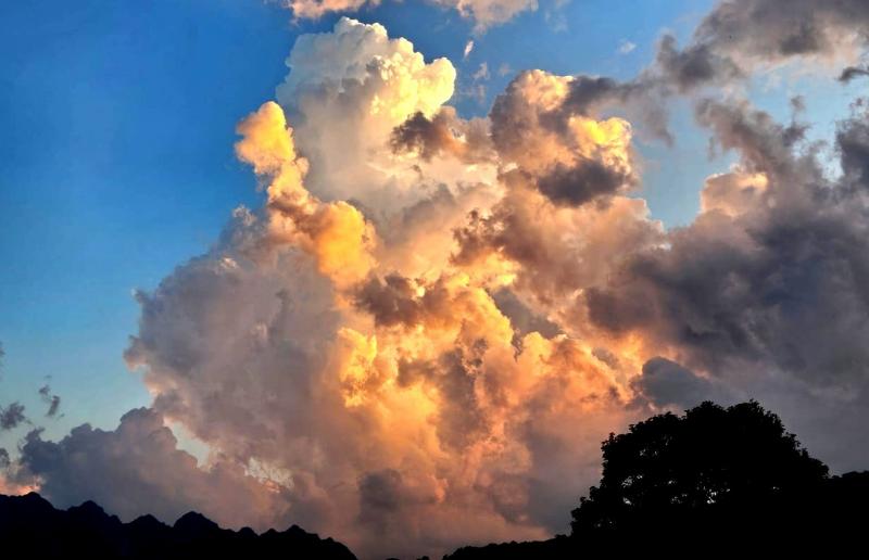 tramonto sopra il resegone prima del forte temporale