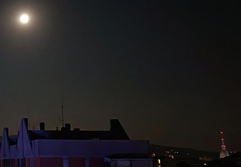 luna piena e mole nell'angolo