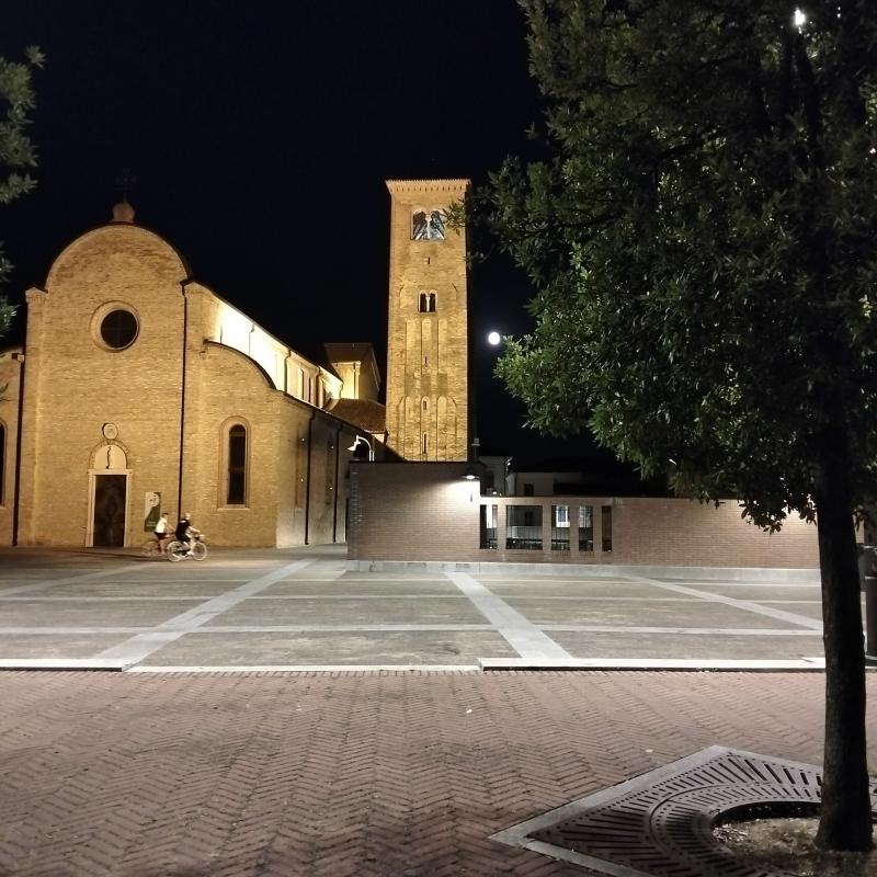 Luna accanto al campanile
