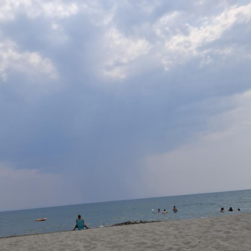Nuvoloso con tuoni e sporadiche piogge