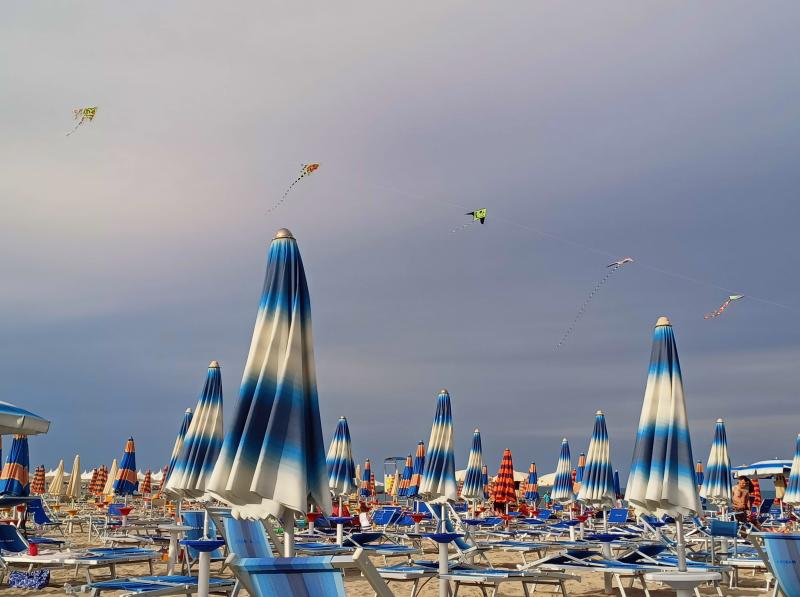 dalla spiaggia nuvole in arrivo ....