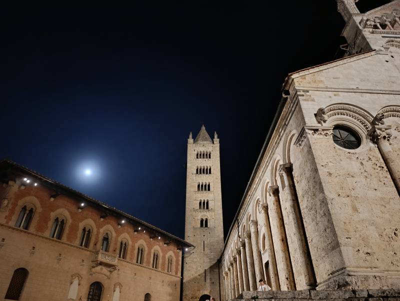 massa marittima di sera dopo eclissi lunare