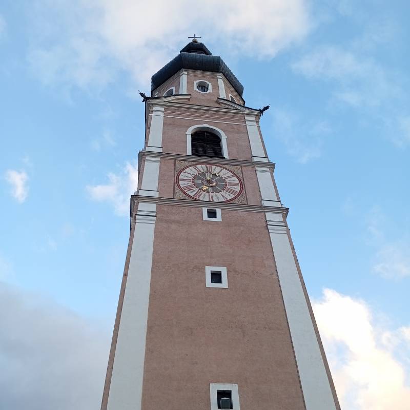 L'immensita' del campanile nel cielo.....