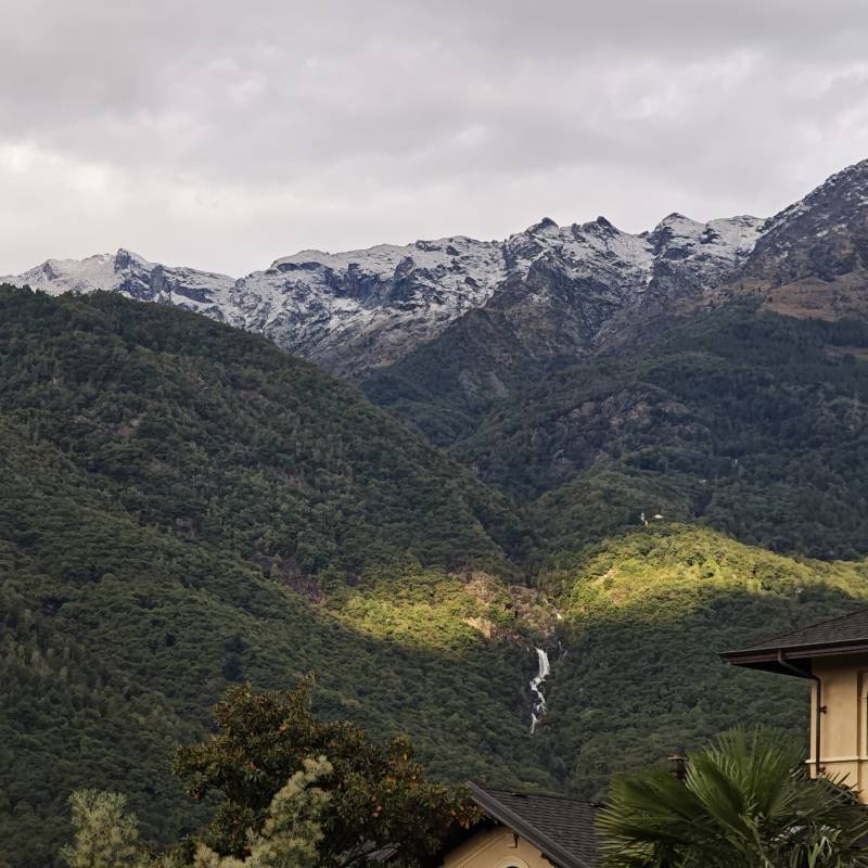 Monti sopra quincinetto dopo una notte di forti temporali