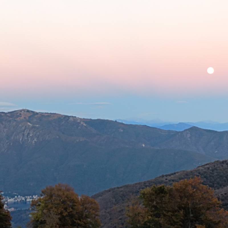 Mottarone con sfondo della luna vista dal rifugio alpe sacchi