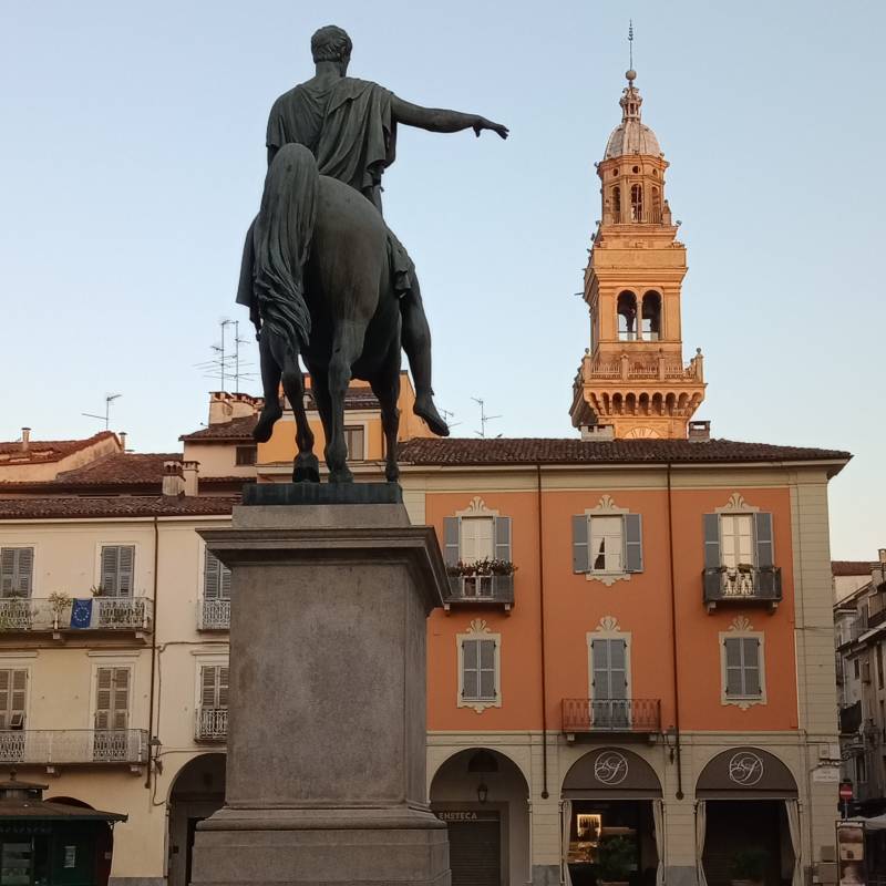 mattina tranquilla in piazza del cavallo