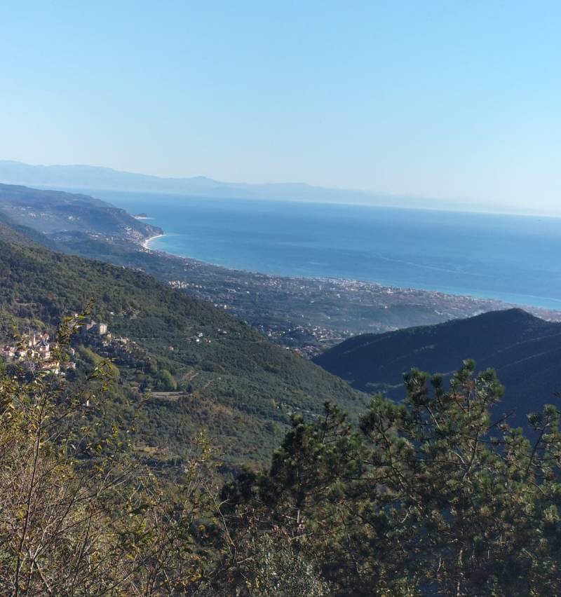 vista di borghetto dal monte corno