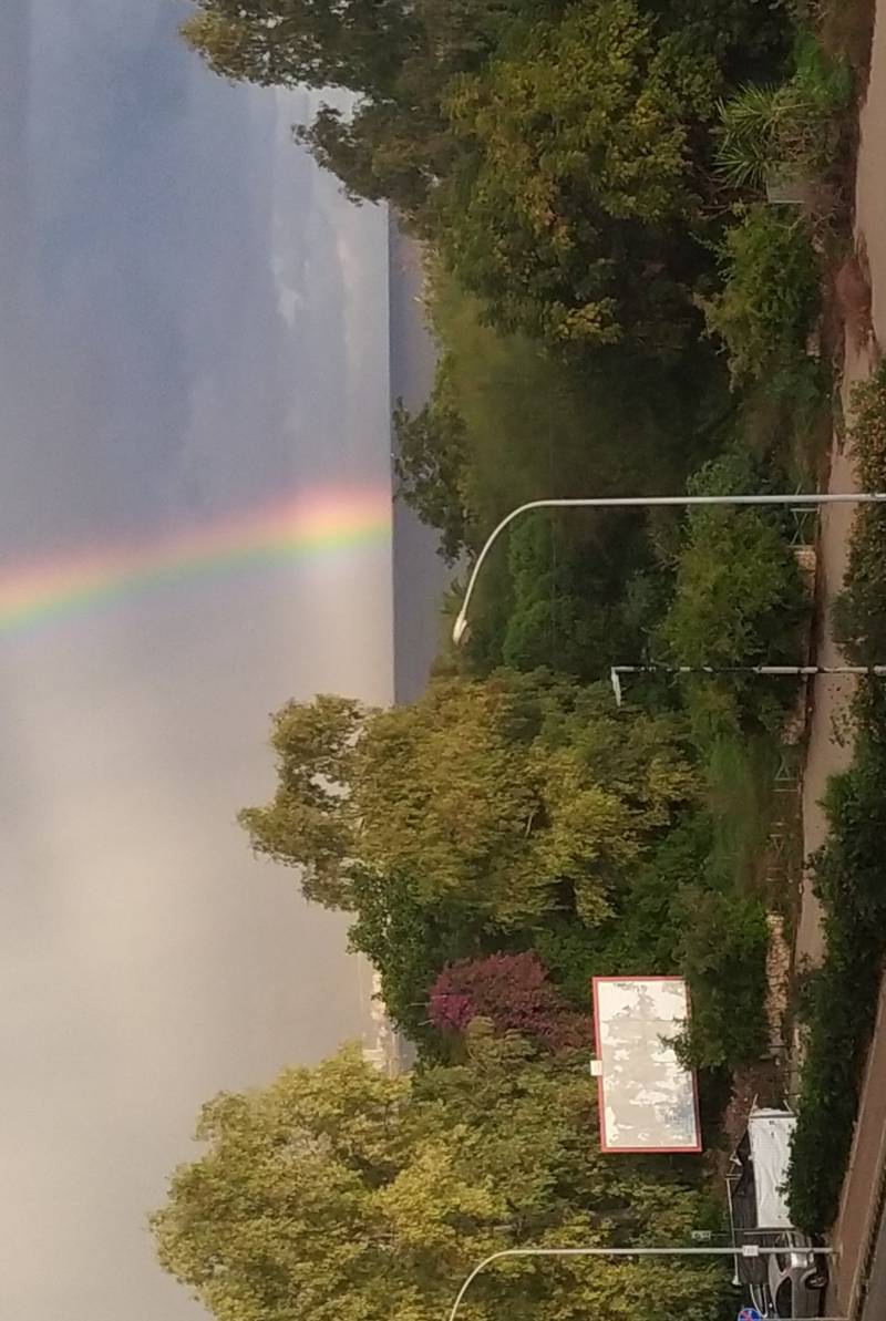pioggia e arcobaleno avvolgono monte pellegrino