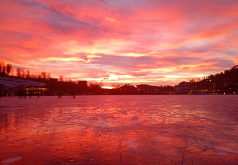 tramonto sul lago ghiacciato