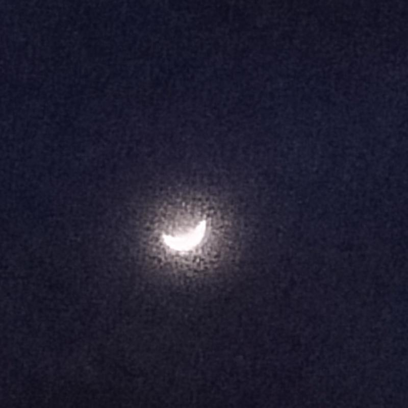 Luminare notturno sui cieli di montebello. foto di sergio