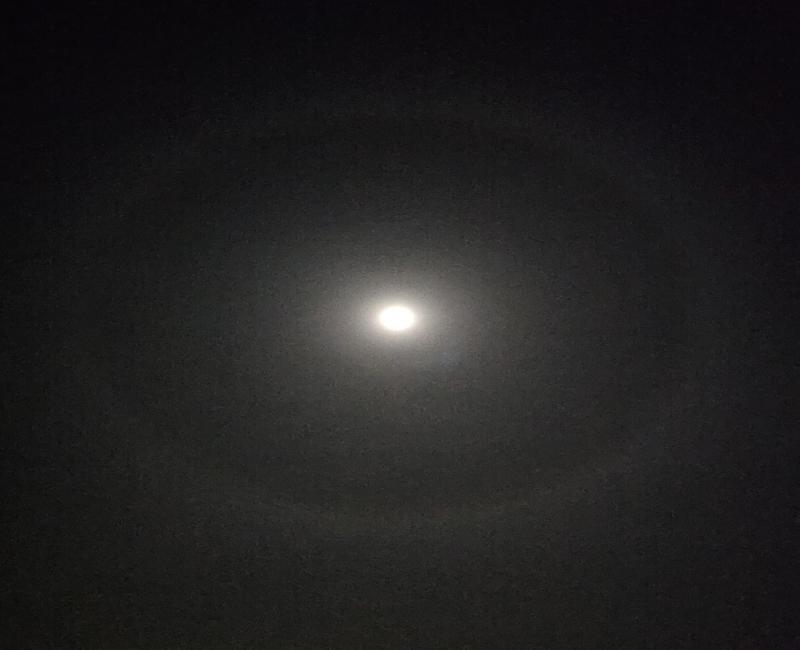 alone di cristalli di ghiaccio che circonda la luna