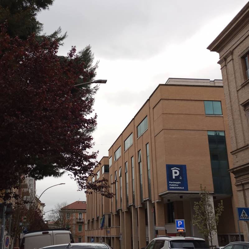 Molto nuvoloso e ventoso