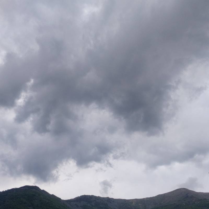 Nuvoloso ma per adesso senza pioggia ne temporali per adesso