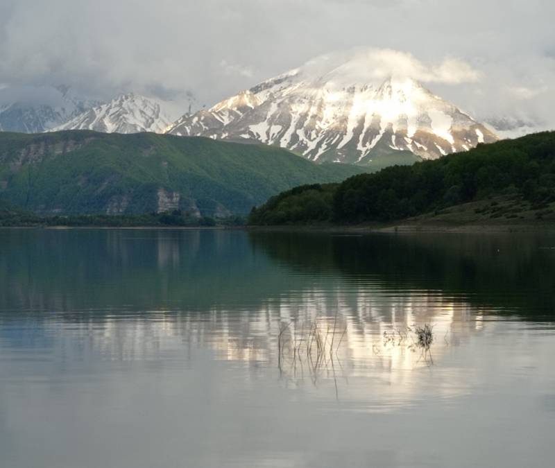 gran sasso con neve fresca visto da campotosto