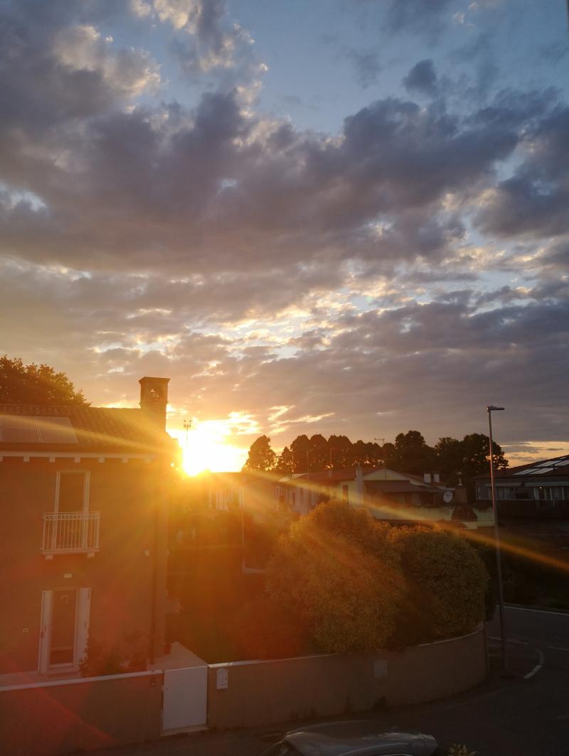 raggi di luce a tramonto