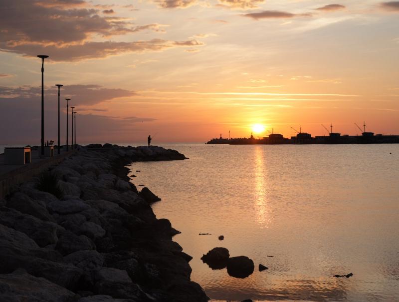 all'ombra del primo sole si era svegliato un pescatore