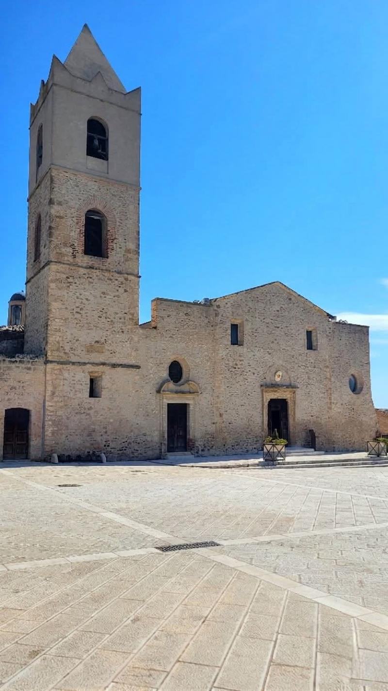 chiesa madre di san bernardino da siena e la sua piazza.