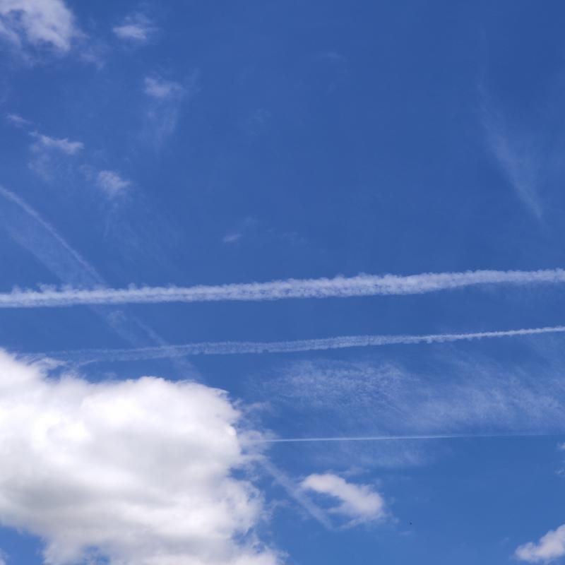Nuvole naturali e scie chimiche
